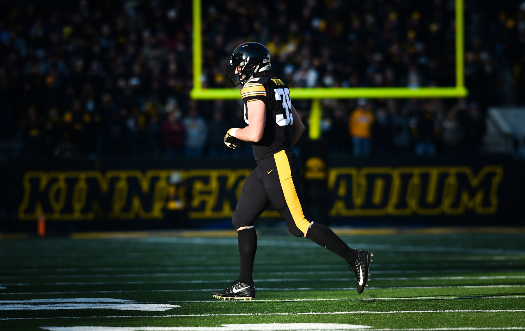 111619-qct-spt-iowa-minn-foot-102a.jpg